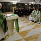 Francisco predica la Palabra de Dios en las misas de Casa Santa Marta
