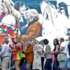 Políticos de todos los colores bailan la conga del Orgullo Gay en julio en Madrid