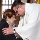 Louise, de 91 años, emocionada ante su hijo sacerdote: rezó por su conversión durante veinticinco años.