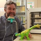 Miguel Ángel Valero, el Piraña en Verano Azul, con un pulsador para niños con parálisis