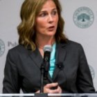 Amy Coney Barrett es una juez católica que podría ser elegida por Trump para el Tribunal Supremo, cargo vitalicio