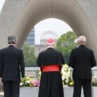 El cardenal Filoni, en el momunento de la paz de Hiroshima