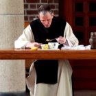 La Isla de los Monjes recoge la vida cotidiana de un monasterio... en el que todo cambia