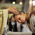 En España se bautizan unos 3.000 adultos cada año