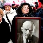Jubilados en Rusia nostálgicos de Lenin -al que no conocieron- y revisionistas comunistas en Occidente