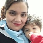 Karina Estrella Etchepare, con uno de sus dos hijos.