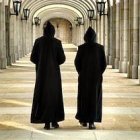 La finalidad de toda abadía benedictina es el culto en el recogimiento, y a ello destinan los monjes su tiempo, reglado por la milenaria Regla de San Benito.