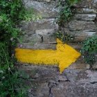 La flecha amarilla es hoy uno de los elementos más característicos del Camino de Santiago