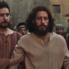 Jesucristo, expulsado de la sinagoga de Nazaret, en una escena de 'The Chosen'.