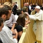 La audiencia general tuvo lugar en el Aula Pablo VI, para evitar los duros calores del agosto romano.