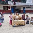Esta imagen del padre Highton celebrando el Corpus Christi ha dado la vuelta al mundo