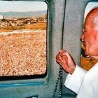 Juan Pablo II llega en helicóptero el 15 de agosto de 1993 a la misa de clausura de la JMJ de Denver, en el Cherry Creek State Park.