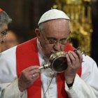El Papa Francisco besa la reliquia de la sangre de San Jenaro