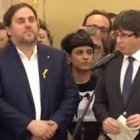 Junqueras tras su discurso, junto a Anna Gabriel -CUP- y Puigdemont