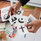 La clase de religión no confesional no es practicable - el Estado rompería su neutralidad