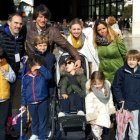 Javi y Ana frente a la Capelinha de Fátima con su hijo Lucas y su hija Carmen