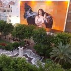 Esta reproducción gigante de la Inmaculada, "La Colosal", de Murillo está en la Plaza del Duque de la Victoria en Sevilla