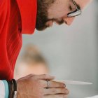 Al consagrar, se conservan las apariencias del pan y el vino, pero cambia su sustancia para convertirse en Cristo vivo. Foto: Jacob Bentzinger / Unsplash.