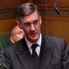 Jacob Rees-Mogg, en el Parlamento. Su liderazgo euroescéptico ante el Brexit le está convirtiendo en una de las grandes referencias de los «tories».
