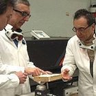 En el centro de la imagen, Paolo di Lazzaro, flanqueado por otros investigadores del grupo.