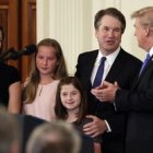 El juez Brett Kavanaugh, con su esposa e hijas, en la presentación oficial que ofició el presidente Trump