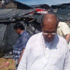 El cardenal de Bangladesh visita a los refugiados rohinya en sus campos de desplazados