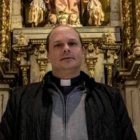 Juan de Cáceres es un cura novato que pastorea 4 parroquias en Cantabria y sabe lo que es estar lejos de la iglesia