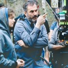 Xavier Giannoli junto a Galatéa Bellugi, la joven vidente en la película. Foto: La Croix / Shanna Besson / Memento Films.