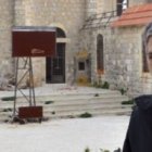 El padre George Maamary, ante su parroquia -él fue secuestrado y apaleado, la parroquia saqueada, destruida por dentro