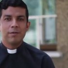 Gabriel se ordenará antes que el resto de sus compañeros y acudirá a su ordenación ya como sacerdote