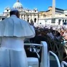 La Plaza de San Pedro presentó este domingo un lleno total para la misa y el Angelus que pusieron punto final al encuentro de decenas de miles de jóvenes italianos cara al sínodo.