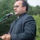 Este sacerdote francés lleva dos décadas mostrando las horribles pruebas del Holocausto del pasado y del presente