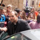 Xavier Novell, obispo de Solsona, escoltado por los Mossos durante un alboroto de la izquierda radical y LGTB contra él