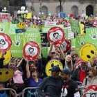 Miles de personas acudieron a la marcha pese a que la climatología fue adversa