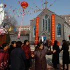 Las autoridades en la región de Henan prohíben ya estos carteles colgantes a la entrada de las iglesias