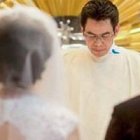 El diácono Atanacio Sandoval preside una boda - huyo de la guerra civil de El Salvador a los 19 años