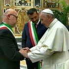 Francisco departió brevemente con todos los alcaldes italianos presentes.