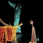 La Virgen siempre está sobre el Monte del Panecillo... las otras figuras, solo en Navidad