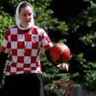 La hermana Marija Zrno se maneja bien con el balón