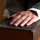 Yo os digo que no juréis: ni por el cielo, ni por la tierra,