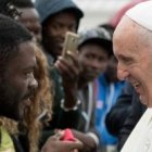 El Papa con un refugiado africano - pide a los embajadores ayudar en la crisis humanitaria