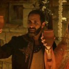 Brindis con vino en las bodas de Caná, tal como las representa la serie 'The Chosen'.