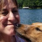 Bonnie Rapkin, en una escena divertida con uno de sus perros...