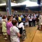 Fieles belgas rezan ante Nuestra Señora de Beauraing.