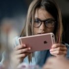 Una joven se edifica con la Biblia y las lecturas del día en la nueva app de la Conferencia Episcopal