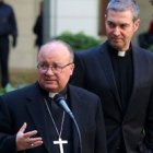 Monseñor Scicluna (izquierda) y Jordi Bertomeu (derecha) actuaron en Chile como delegados del Papa