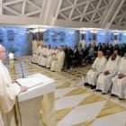 Francisco, en Santa Marta, dice que no se puede evangelizar desde la poltrona