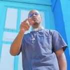 El padre Olivier usa el reggae y el rap para anunciar el evangelio y la conversión en el Caribe y en Francia