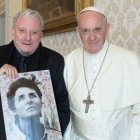 Ascensión Romero, Kiko Argüello, el padre Mario Pezzi y un retrato de Carmen Hernández, con el Papa