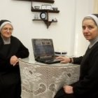 Las benedictinas de Transmañó, cerca de Vigo, con su portátil...